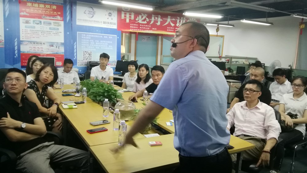 甲必丹俱乐部执行会长张桅介绍了甲必丹俱乐部的发展壮大与近况和未来的发展大计。 甲必丹俱乐部执行会长张桅介绍了甲必丹俱乐部的发展壮大与近况和未来的发展大计。