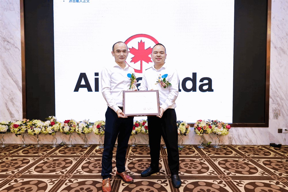 甲必丹俱乐部张桅会长给利星坤平总经理宋安平颁发感谢状