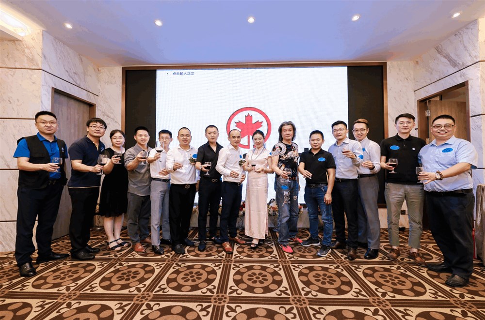 特邀嘉宾及商协会领导大合照并祝酒。