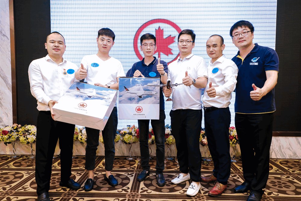 由利星坤平总经理宋安平（右2）送出飞机模型。