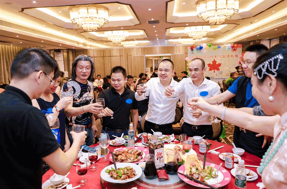 甲必丹俱乐部会长张桅和利星坤平总经理宋安平给大家祝酒。