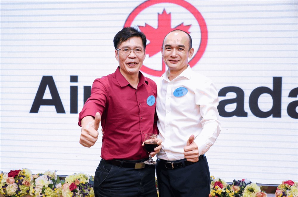 永联通-通用运费网创始人黄炳轩与利星坤平总经理宋安平合影。