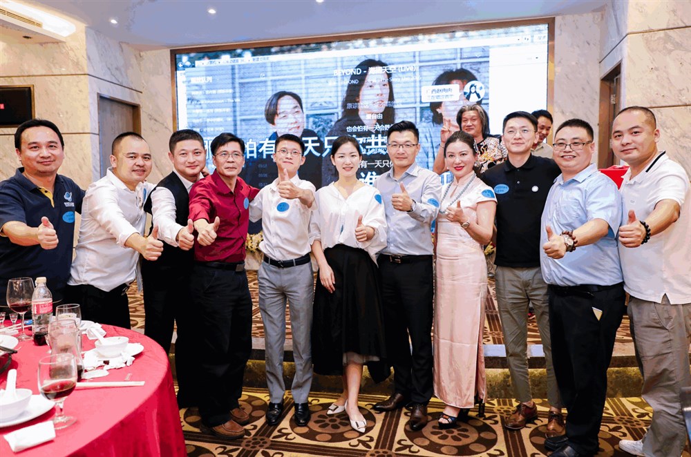 现场卡拉ok后合影。