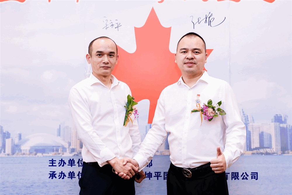 利星坤平总经理宋安平和甲必丹俱乐部会长张桅合影。