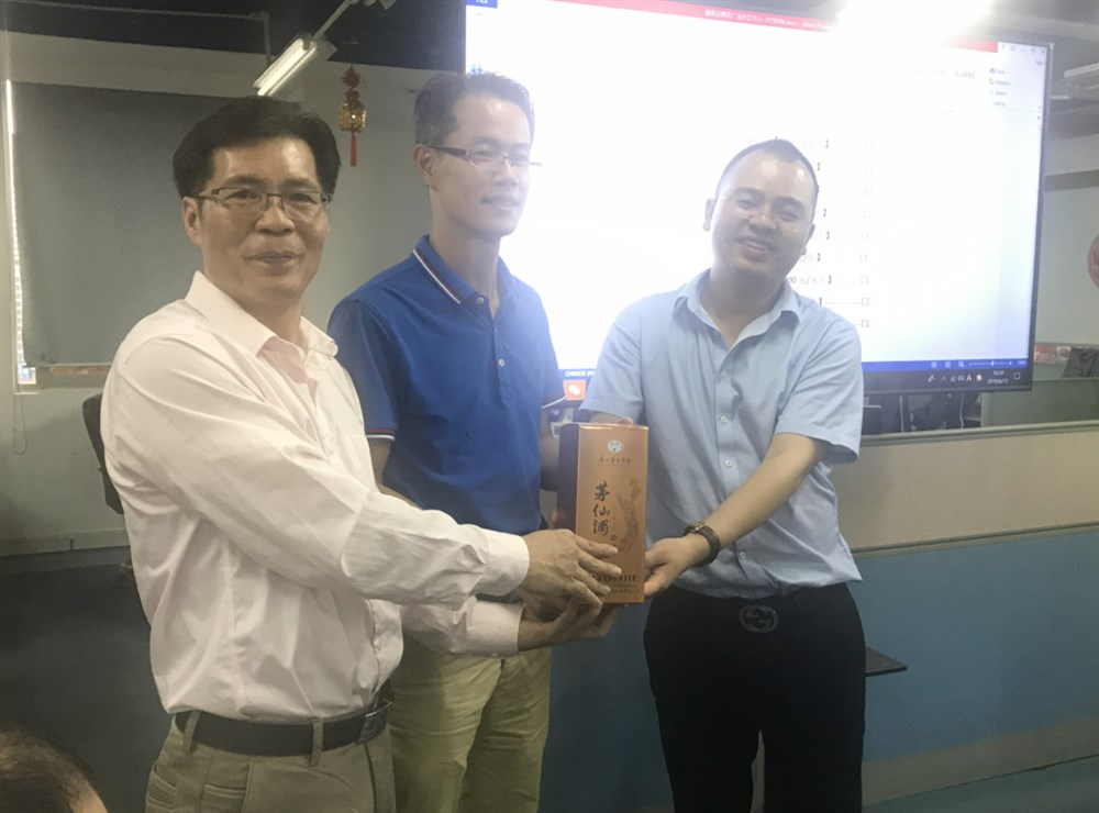 深圳市一进达国际供应链有限公司 总经理林书锦接受现场签约特别奖品“茅台茅仙酒”