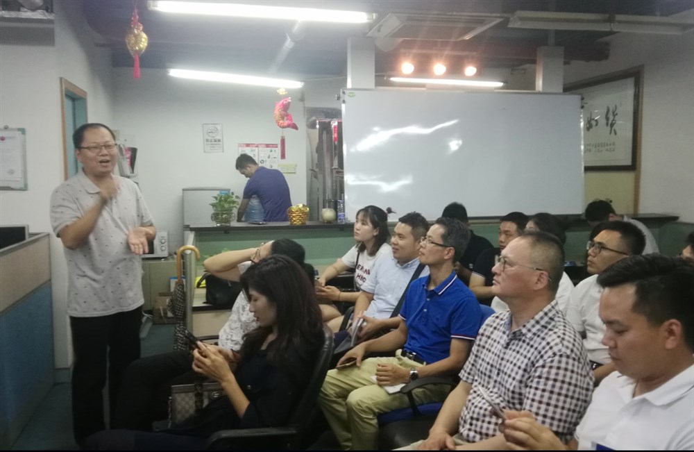 会议主持甲必丹俱乐部秘书徐文良做了开场发言（左）。