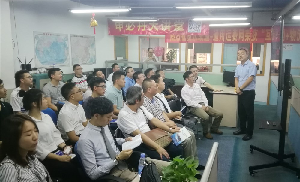 甲必丹俱乐部执行会长张桅先生（右）做了重要的发言，介绍甲必丹俱乐部的发展壮大与近况和未来的发展大计