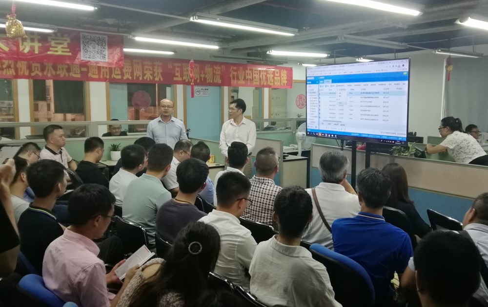 现场签约单位海拓联合供应链管理（深圳）有限公司总经理陈新武（左）发言。