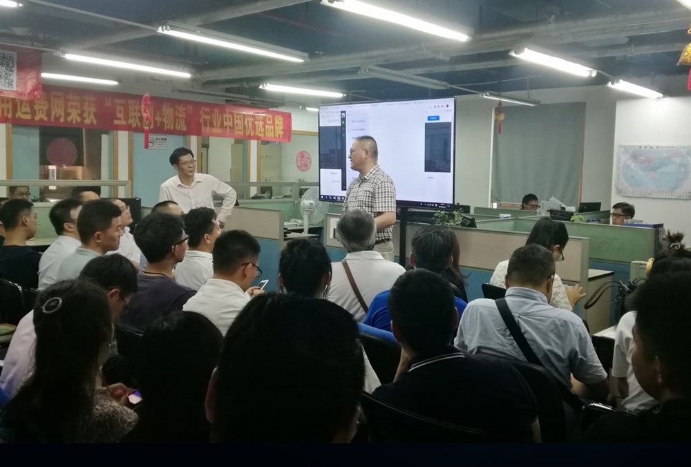 深圳市三联国际物流有限公司总经理办公室主任张子勤（右）发言。