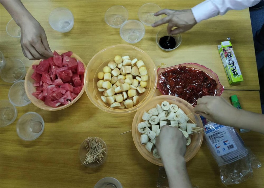 参会人员品尝：通用共享通网络销售平台的产品之一“冻调味八爪鱼”-日本寿司料理店特供产品。