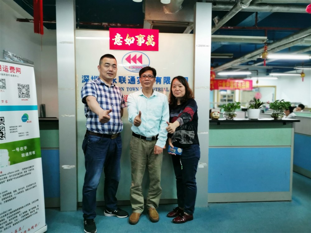 通用运费网董事长兼总经理黄炳轩(中间)与哈铁联运国际物流总经理张平(左)、哈铁联运RISA(右)。 通用运费网董事长兼总经理黄炳轩(中间)与哈铁联运国际物流总经理张平(左)、哈铁联运RISA(右)。