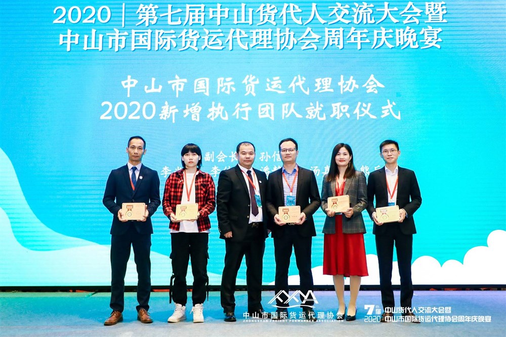 林浩彬会长为执行团队颀发就职勋章。