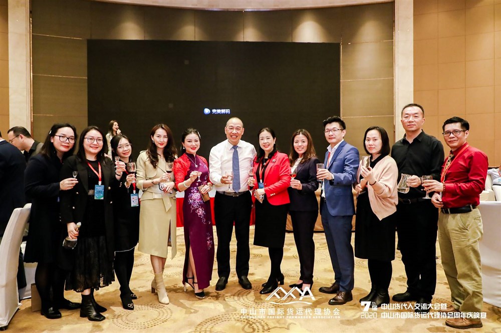 深圳市航空业协会朱庆峰会长（中）和通用运费网创始人黄炳轩与会员代表们合影。