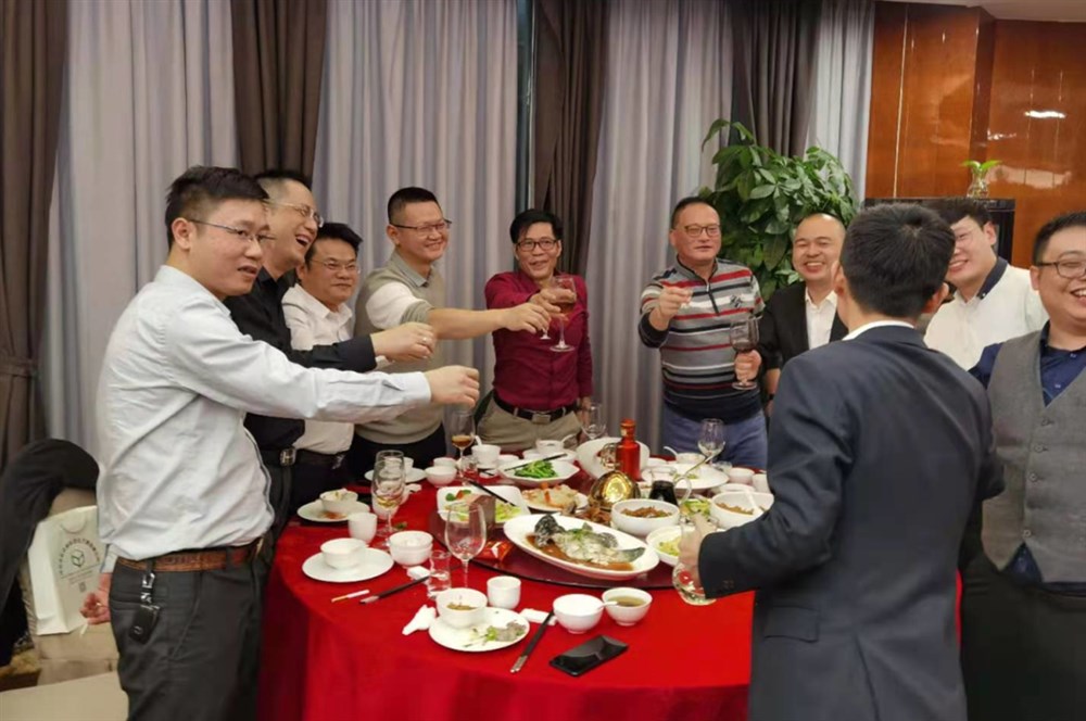 甲必丹俱乐部会长张桅给与会大咖祝酒！