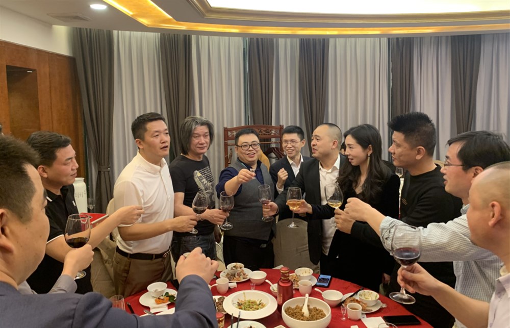 甲必丹俱乐部会长张桅给与会大咖祝酒！