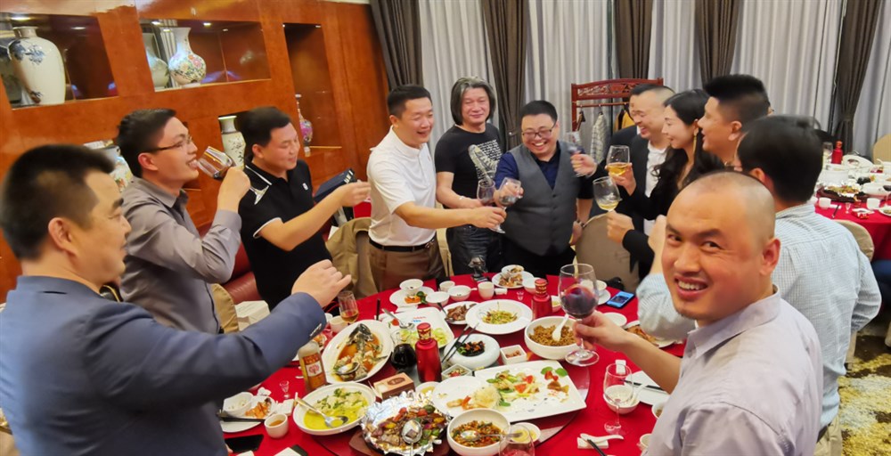 甲必丹俱乐部会长张桅给与会大咖祝酒！