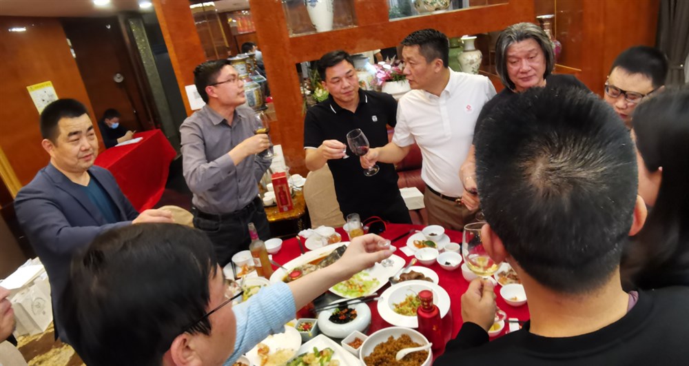 甲必丹俱乐部会长张桅给与会大咖祝酒！