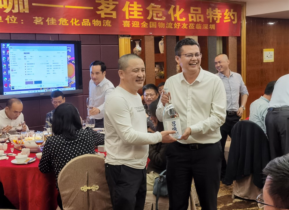 深圳市海铁物流总经理迟德常颁发奖品。