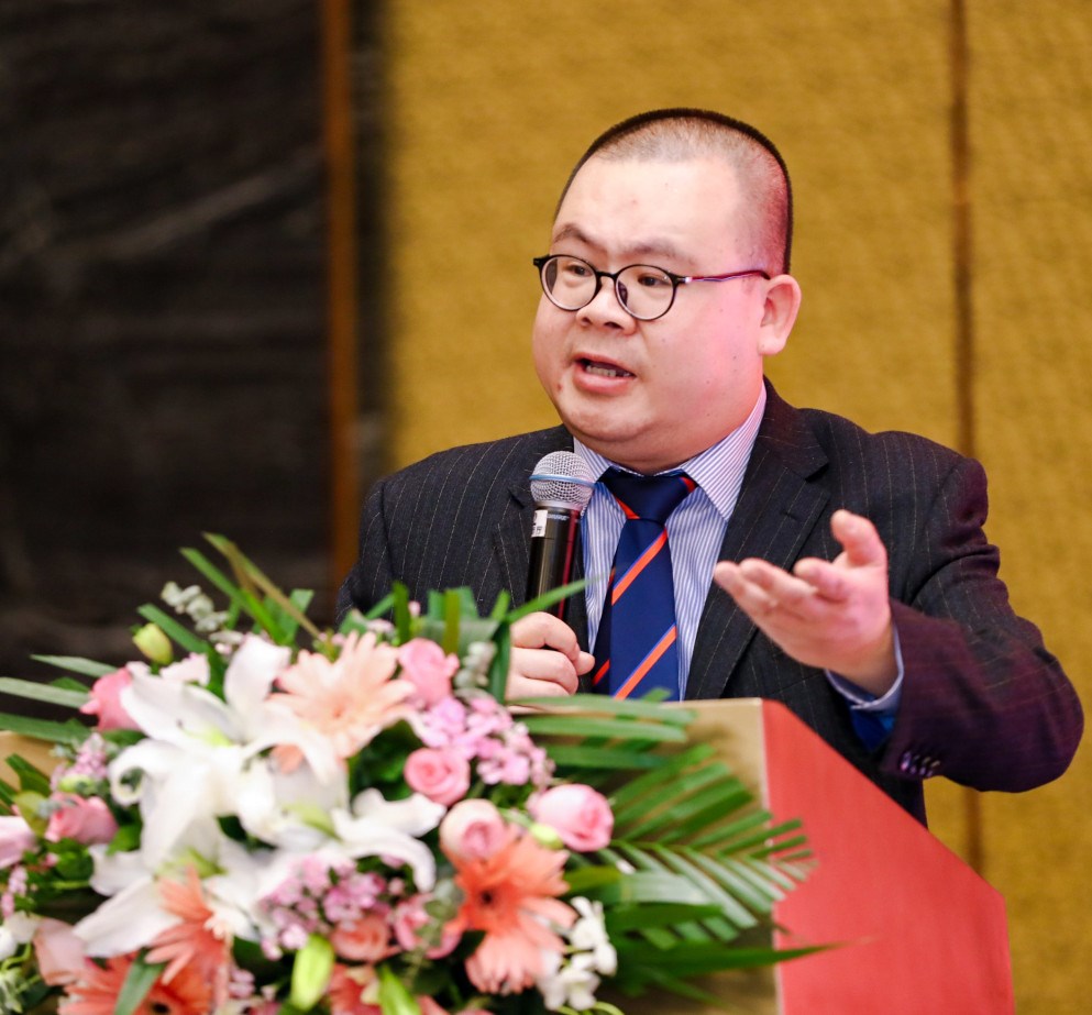 黄鹏生于1978年，福建古田藉，香港人，1999年毕业后，加入航空货运业，2006年创办深圳市东捷运通国际货运代理有限公司和东捷运通国际物流控股（香港）有限公司，现任董事局主席。