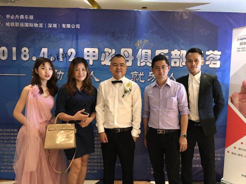 甲必丹会长张桅与深圳市晶津供应链管理有限公司总经理吴泽鑫(右2)、深圳中启国际物流有限公司覃信铭(右1)、林美龄(左2)。 甲必丹会长张桅与深圳市晶津供应链管理有限公司总经理吴泽鑫(右2)、深圳中启国际物流有限公司覃信铭(右1)、林美龄(左2)。