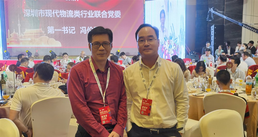 在“运连网”第三届深航协国际物流商会年度峰会上，通用运费网创始人黄炳轩与运连网创始人王超军合影。