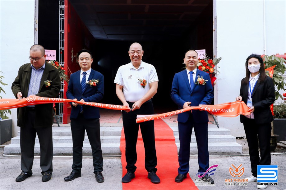 左起：由深航协粤港澳委员会主席黄鹏、蚂蚁雄兵CEO蔡强、深圳市航空业协会会长朱庆峰、甲必丹俱乐部会长张桅主持剪彩仪式