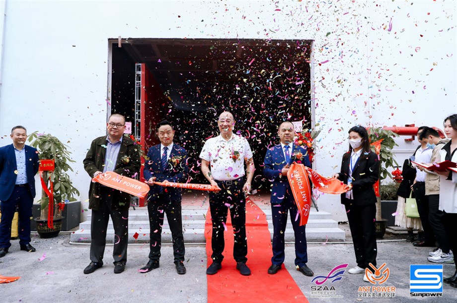 左起：由深航协粤港澳委员会主席黄鹏、蚂蚁雄兵CEO蔡强、深圳市航空业协会会长朱庆峰、甲必丹俱乐部会长张桅主持剪彩仪式