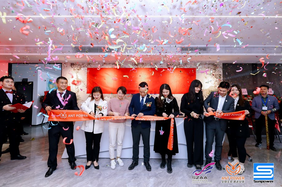 蚂蚁雄兵CEO蔡强带领公司核心团队成员举行公司乔迁开业剪彩仪式。