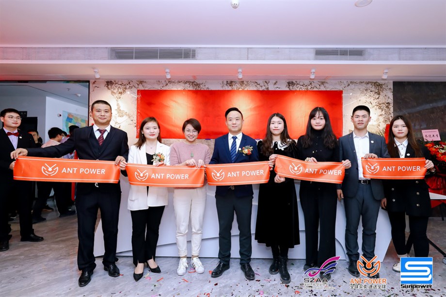 蚂蚁雄兵CEO蔡强带领公司核心团队成员举行公司乔迁开业剪彩仪式。