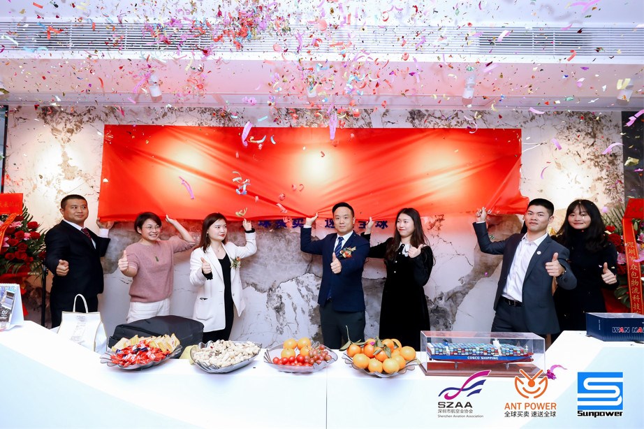 蚂蚁雄兵CEO蔡强带领公司核心团队成员举行公司乔迁开业揭幕仪式。