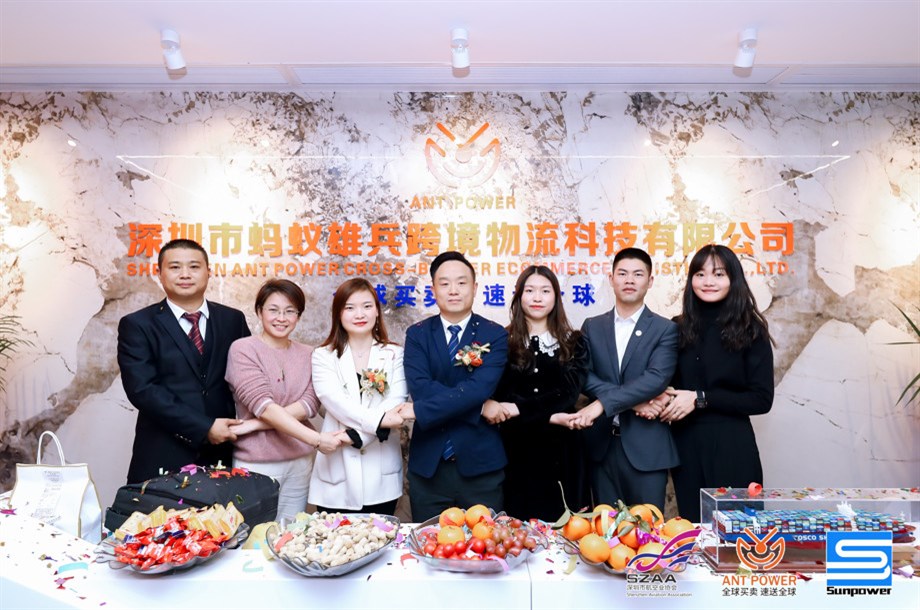蚂蚁雄兵CEO蔡强和深圳市航空业协会会长朱庆峰与公司核心团队成员合影。