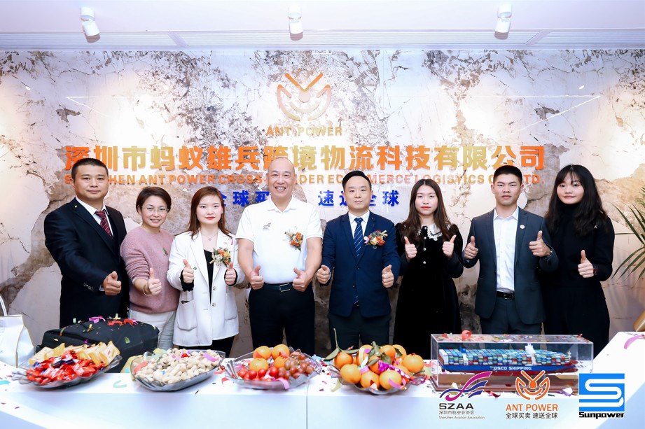 蚂蚁雄兵CEO蔡强和深圳市航空业协会会长朱庆峰与公司核心团队成员合影。