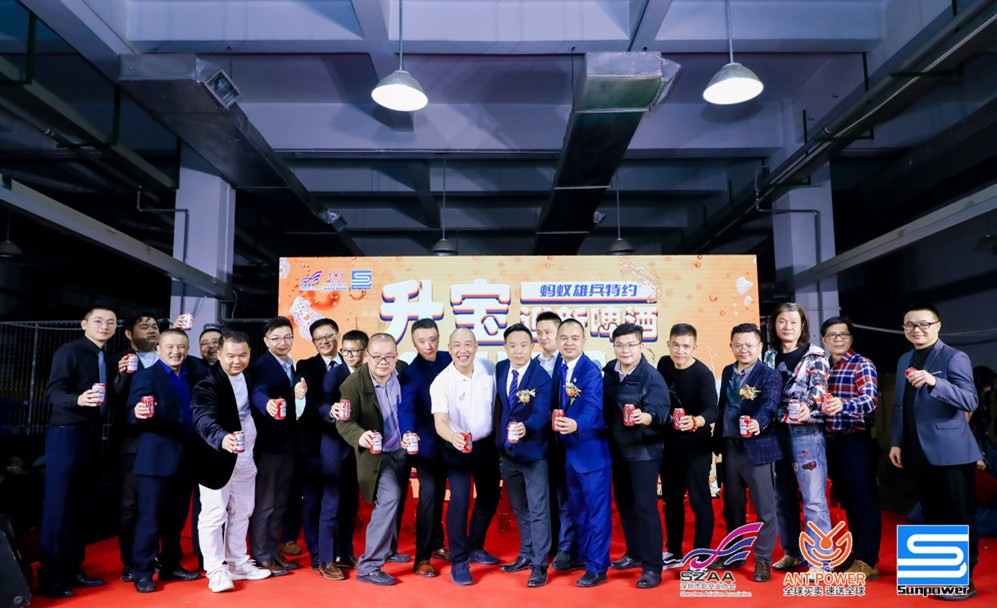 粤港澳主席团及主要领导上台祝酒，晚宴正式开始。