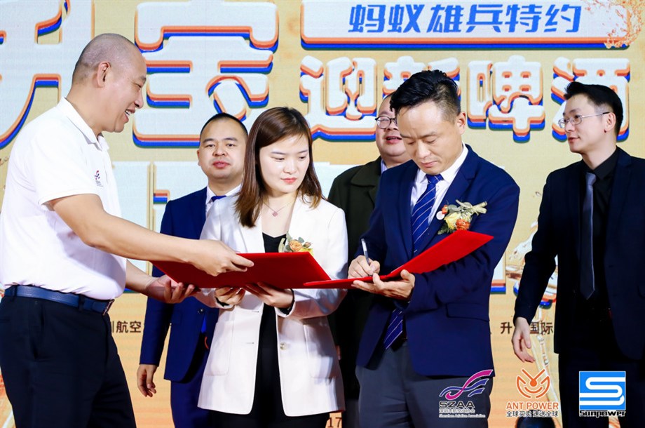 由深圳市航空业协会会长朱庆峰见证