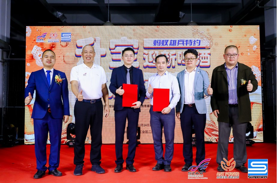 由深圳市航空业协会会长朱庆峰、深航协粤港澳委员会主席黄鹏、甲必丹俱乐部会长张桅见证并合影