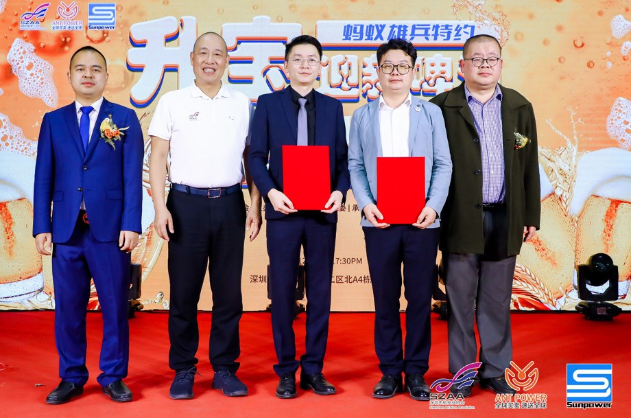 由深圳市航空业协会会长朱庆峰、深航协粤港澳委员会主席黄鹏、甲必丹俱乐部会长张桅见证并合影