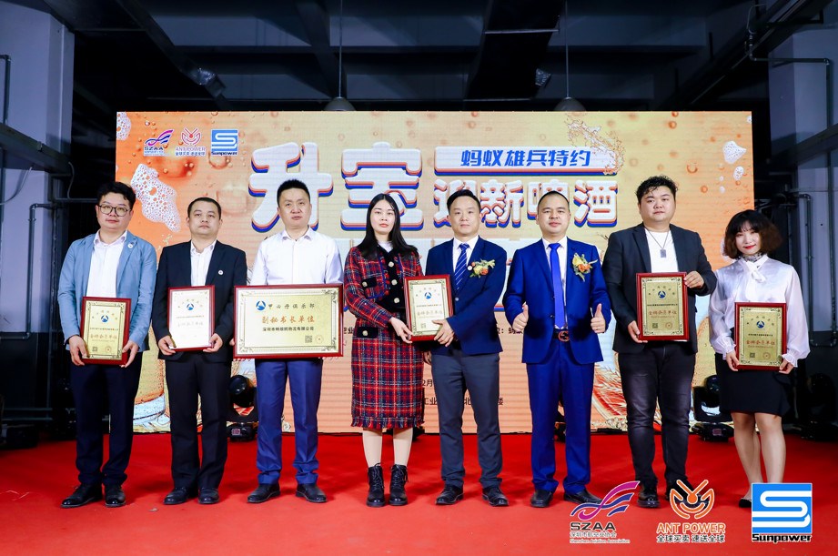 甲必丹俱乐部会长张桅给会员们颁牌